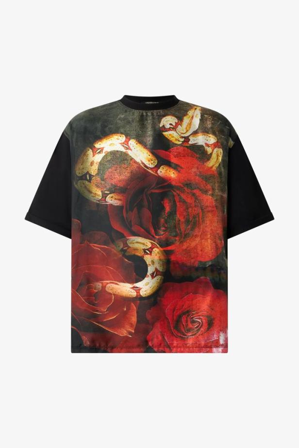 Ein T-Shirt mit einem Aufdruck aus roten Rosen und einer Schlange.