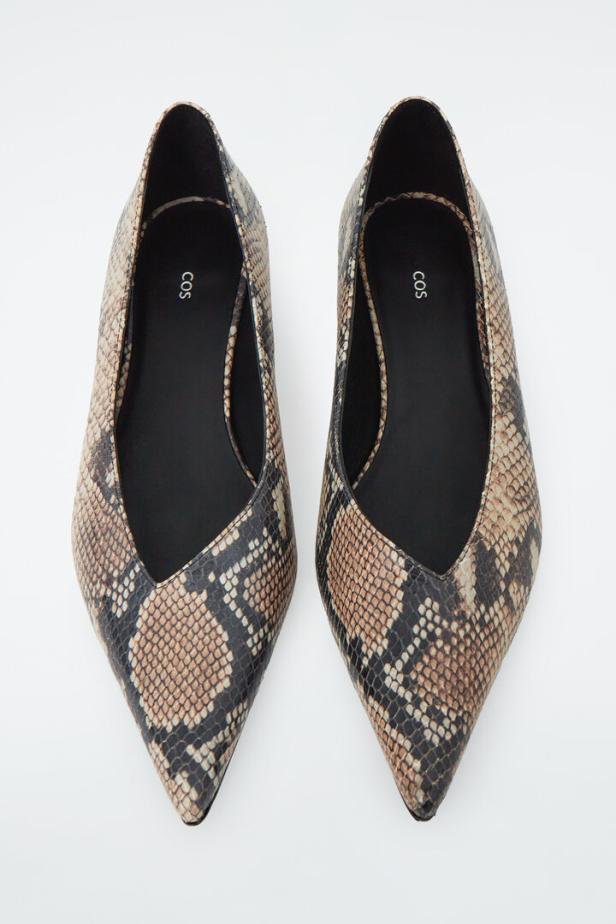 Ein Paar spitz zulaufende Ballerinas mit Schlangenmuster von COS.