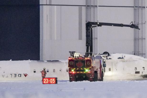 Bruchlandung: Flugzeug auf dem Rücken gelandet