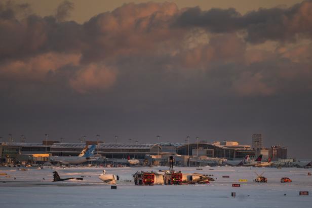 Bruchlandung: Flugzeug auf dem Rücken gelandet
