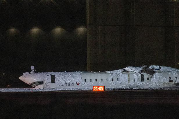 Bruchlandung: Flugzeug auf dem Rücken gelandet