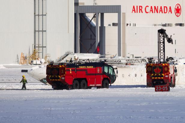 Bruchlandung: Flugzeug auf dem Rücken gelandet