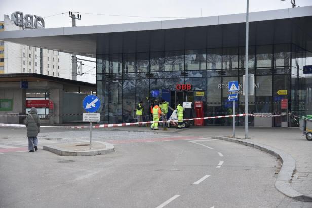 Bankomat gesprengt: Erheblicher Sachschaden im ÖBB-Warteraum