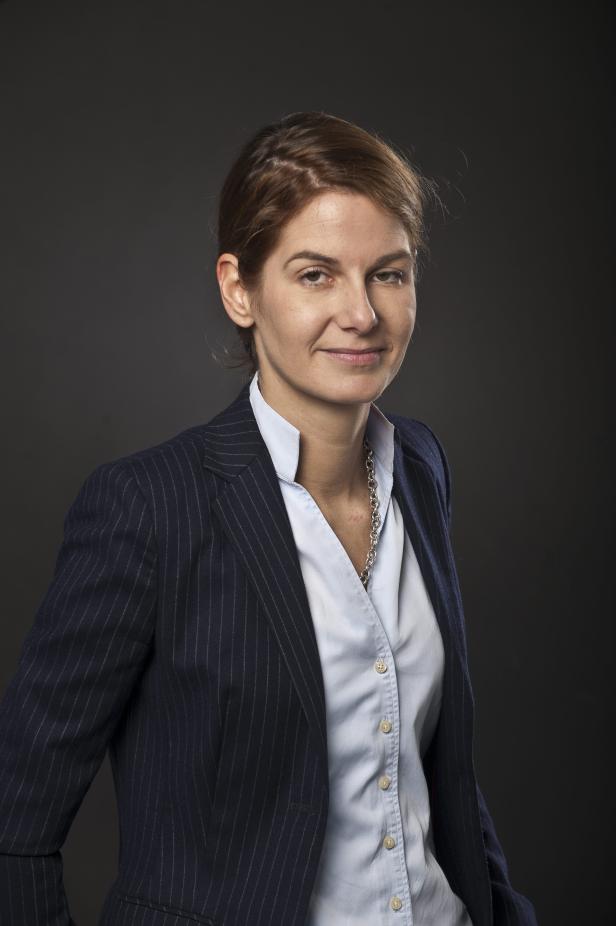 Koch Tanit, Chefredakteurin Bild Zeitung Eine Frau mit braunen Haaren trägt einen blau gestreiften Blazer und eine Kette.