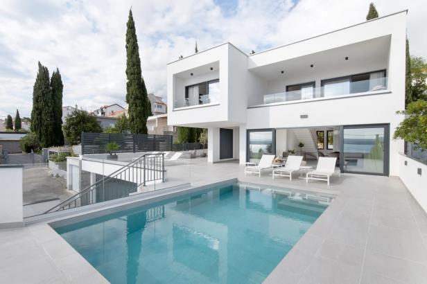 Eine Neubau-Villa mit Pool