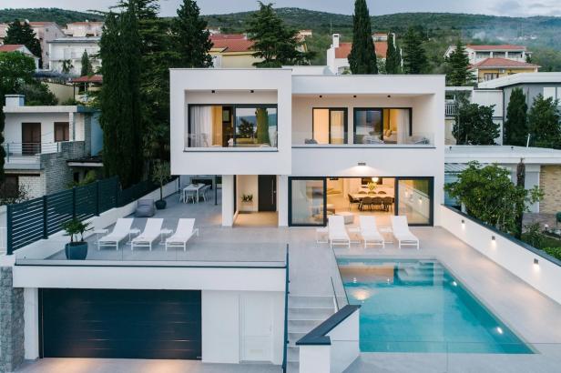 Eine Neubau-Villa mit Pool 
