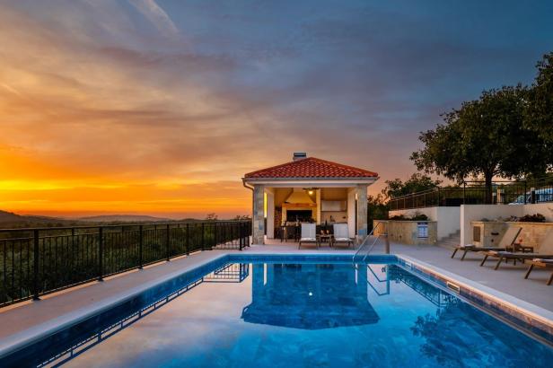 Ein Pool im Sonnenuntergang