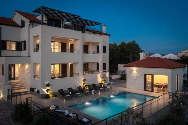 Eine weiße Villa von außen mit Pool