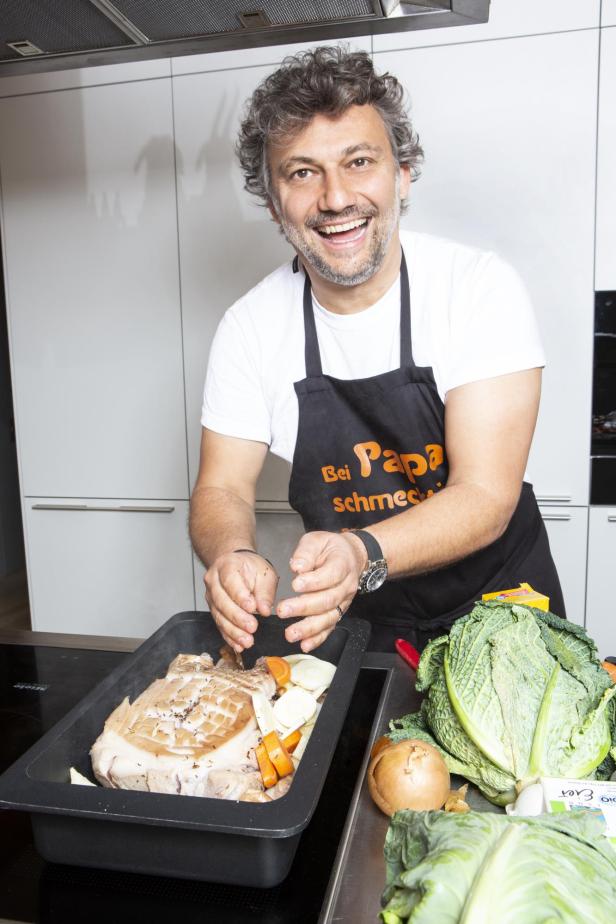 Jonas Kaufmann mit seinem Schweinsbraten - gleich kann er in den Ofen.