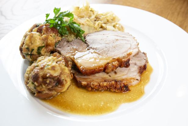 Jonas Kaufmann kocht Bayerischer Schweinsbraten mit Brezenknödel.