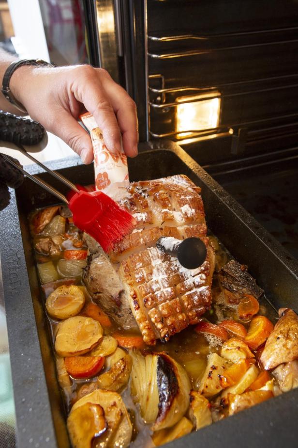 Jonas Kaufmann kocht Bayerischer Schweinsbraten mit Brezenknödel.