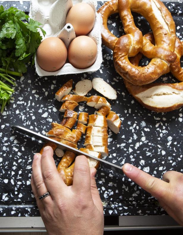 Jonas Kaufmann kocht Bayerischer Schweinsbraten mit Brezenknödel.