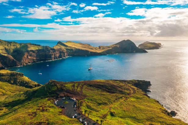 Blick auf die Ponta de São Lourenço, Madeira, mit einem Segelboot in der Bucht.