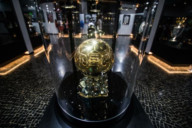 Ein goldener „Ballon d'Or“-Pokal in einer Vitrine.