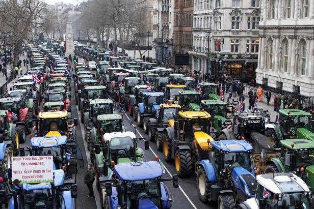 Farmers protest against inheritance tax changes in London Wieso die britische Schatzkanzlerin schwer in der Bredouille ist