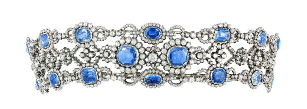 Ein Diadem mit Saphiren und Diamanten auf einem weißen Hintergrund.