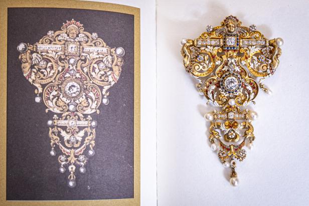 Eine goldene Brosche mit Diamanten und Perlen, daneben eine Zeichnung des Schmuckstücks.