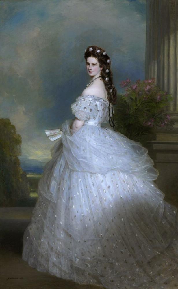 Ein Porträt von Kaiserin Elisabeth von Österreich in einem weißen Ballkleid mit Sternen im Haar.