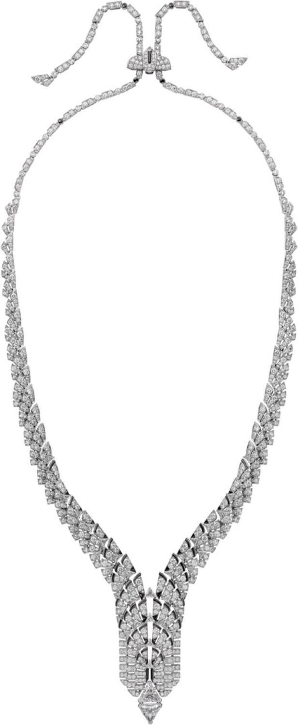 Eine detailreiche Halskette mit Diamanten auf einem weißen Hintergrund.
