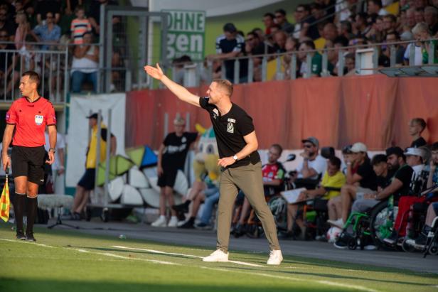 Der Trainer gestikuliert am Spielfeldrand während des UNIQA ÖFB Cup Spiels SV Ried gegen SK Sturm Graz.