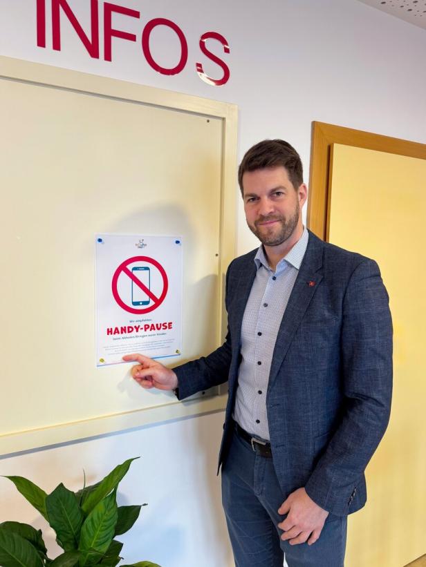 Smartphone-Verbot in Schulen:  "Manchmal sind alle am Handy"