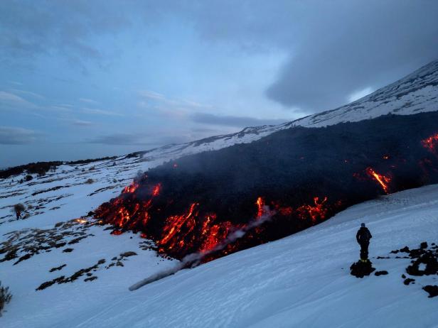 Ätna spuckt Lava: Touristen bringen sich wegen Selfies in Gefahr