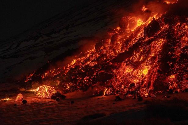 Ätna spuckt Lava: Touristen bringen sich wegen Selfies in Gefahr