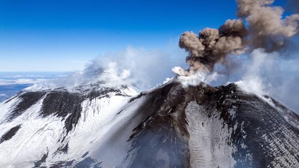 Ätna spuckt Lava: Touristen bringen sich wegen Selfies in Gefahr