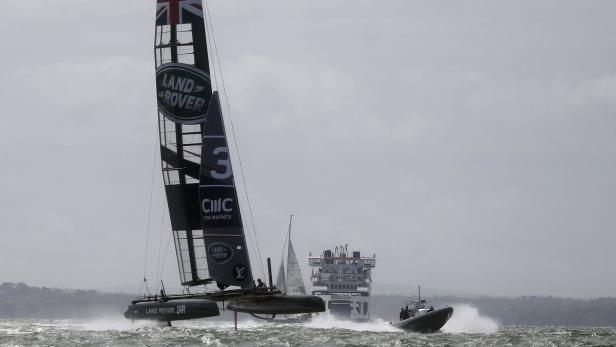 Ein Land Rover Segelboot fährt auf dem Meer, begleitet von einem Motorboot.