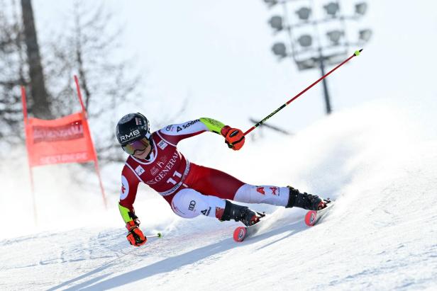 Eine Skirennläuferin fährt einen Hang hinunter.