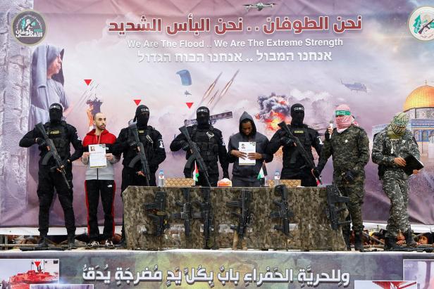 Hostages-prisoners swap deal between Hamas and Israel Österreicher Tal Shoham und fünf weitere Hamas-Geiseln frei