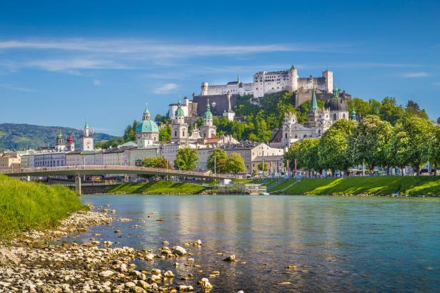 Historic city of Salzburg with river Salzach in springtime, Austria Was Salzburg mit den ganzen Touristen machen will