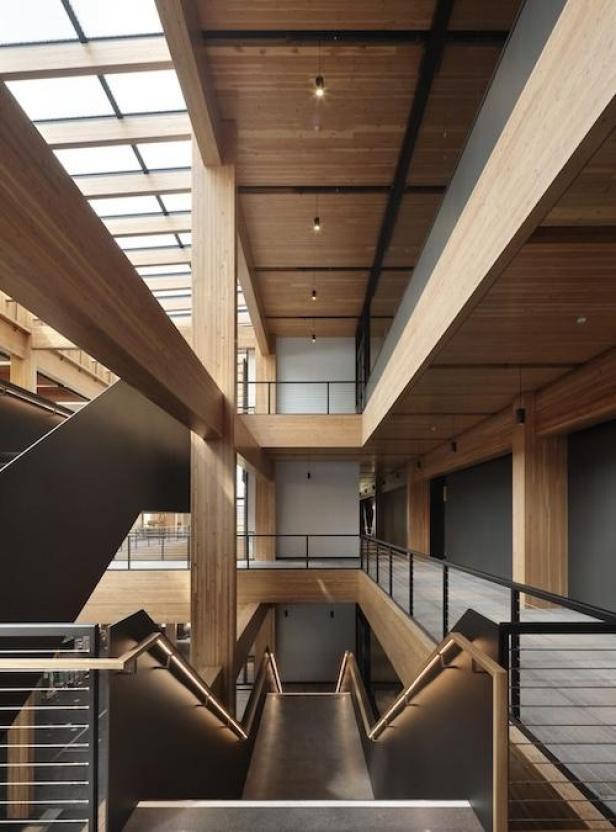 Das Innere eines modernen Gebäudes mit Holzkonstruktion und Treppenhäusern.