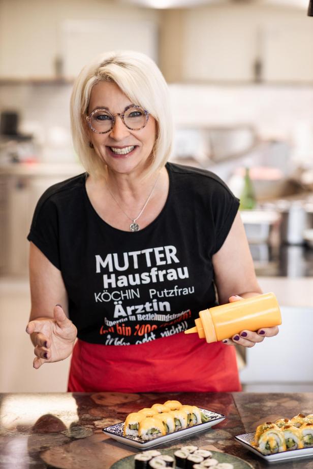 Claudia Jung bereitet Mango Rolls aus ihrem Schlagerkochbuch zu.