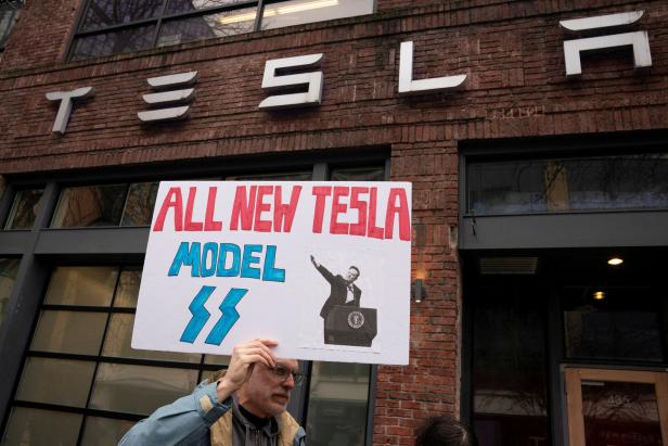 Protest at Tesla's showroom in Seattle Der Lack ist ab: Das veritable Musk-Problem von Tesla