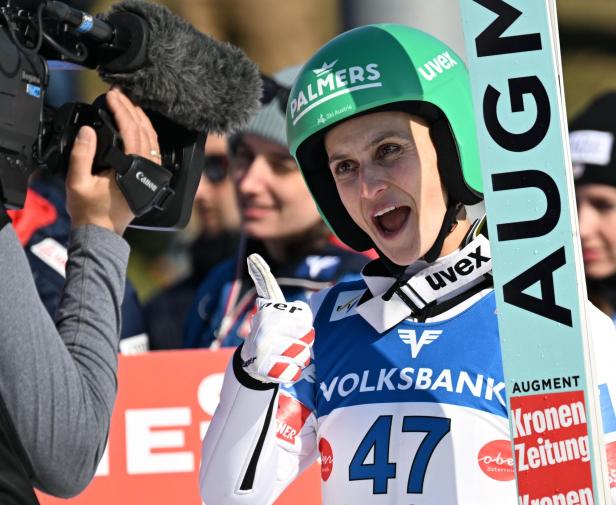 Skispringen: Frauen-Weltcup in Hinzenbach: Finaldurchgang / Pinkelnig (AUT).