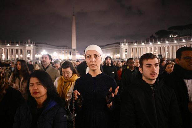 Prayer service at St. Peter's Square, as Pope Francis continues his hospitalization, at the Vatican Hoffen und Bangen: Papst Franziskus' kritischer Zustand bewegt Gläubige