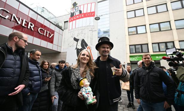 Opernballgast Alec Monopoly sprüht Riesen-Lugner-Porträt auf Einkaufszentrum