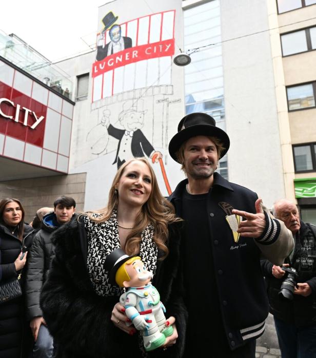 Opernballgast Alec Monopoly sprüht Riesen-Lugner-Porträt auf Einkaufszentrum