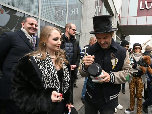 Opernballgast Alec Monopoly sprüht Riesen-Lugner-Porträt auf Einkaufszentrum