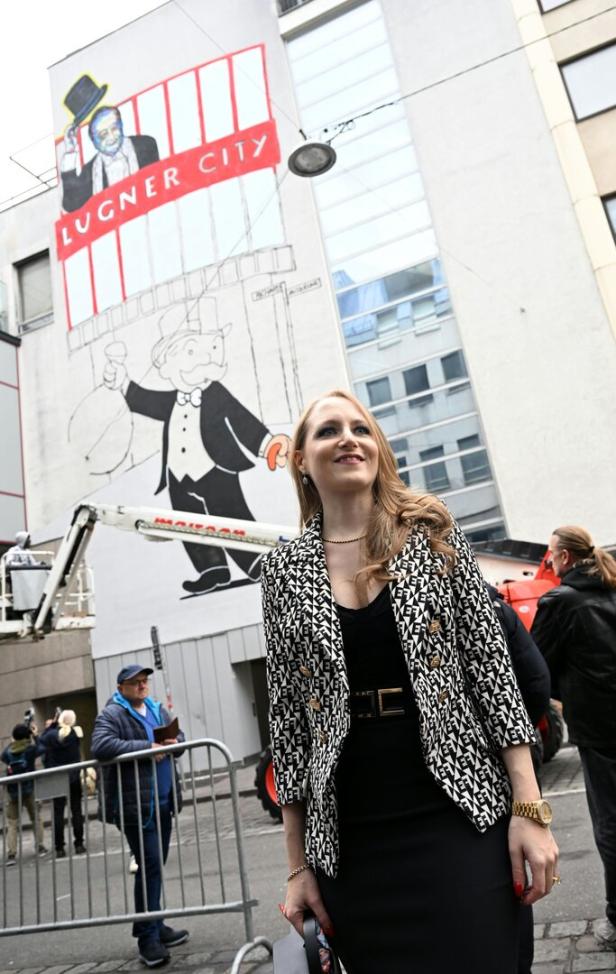 Opernballgast Alec Monopoly sprüht Riesen-Lugner-Porträt auf Einkaufszentrum