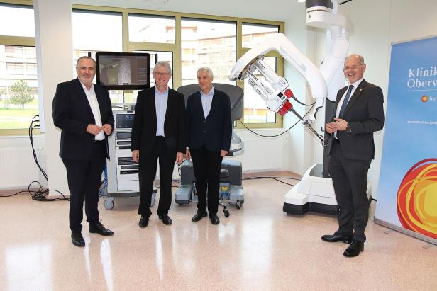Landespolitiker vor dem neuen OP-Roboter in der Klinik Oberwart