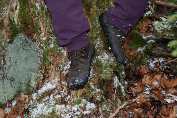 Freizeit-Redakteurin Marianne Lampl testet die Barfußschuhe „Tracker Winter II SG Womens“ von Vivabarefoot in den niederösterreichischen Kalkalpen.