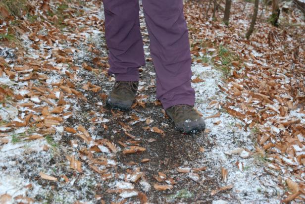 Rutschfest, wasserdicht und zumindest bei leichten Minustemperaturen kälteresistent: Die „Tracker Winter II SG Womens“-Barfußschuhe.