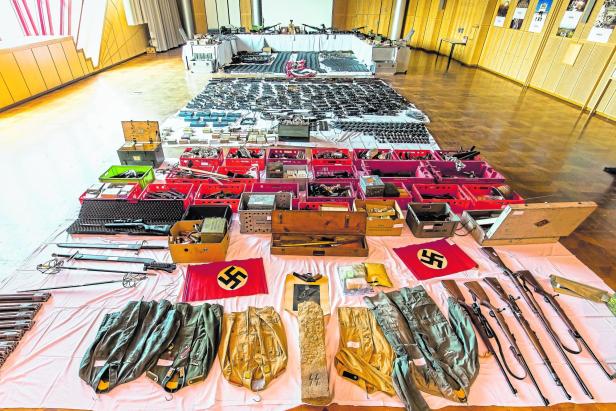 ++ HANDOUT ++ GROSSER WAFFENFUND BEI "RECHTS-ROCKERN" IN OÖ SICHERGESTELLT