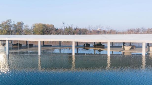 Das ZAISHUI Kunstmuseum von Junya Ishigami, teilweise im Wasser stehend.