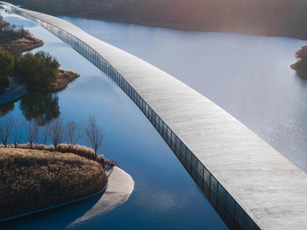 Das Zaishui Kunstmuseum, entworfen von Junya Ishigami, erstreckt sich über einen See.