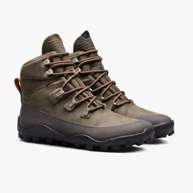 Ein Paar olivgrüne Vivobarefoot-Winterstiefel mit braunen Schnürsenkeln.
