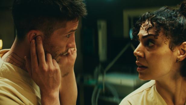 Eine Szene aus "Krank Berlin": Ben (Slavko Popadić) und Suzanna (Haley Louise Jones).