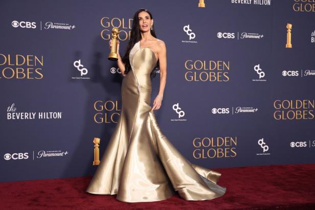 Demi Moore auf dem roten Teppich bei den Golden Globes in einem goldenen Kleid.